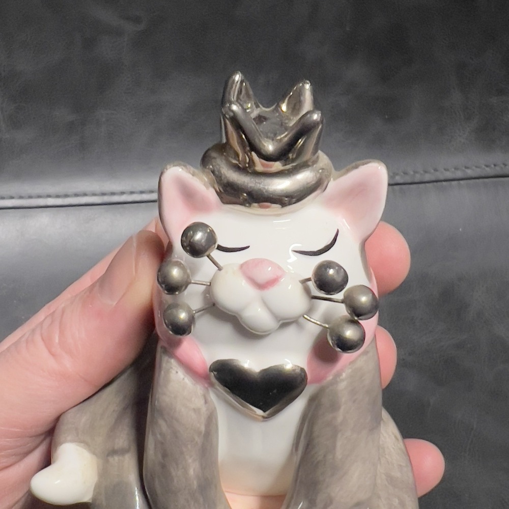 Whimsiclay Amy Lacombe 2002 #24231 King Cat on pink Pillow with Silver Crown - Picture 9 of 9